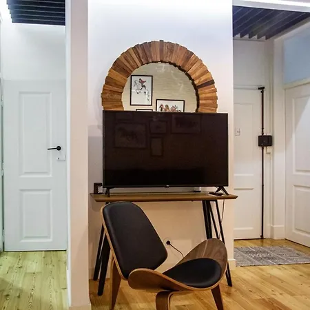 Colourful And Tasteful 2bedroom In Graca * ליסבון